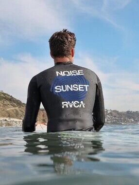 NWT Men's RVCA Black Zip Up Rash Guard with Blue Sunset Back Graphic